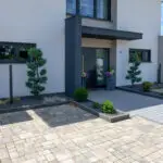 Moderner Hauseingang mit Pflastersteinen in Jülich