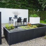 Moderner Terrassenbereich mit Wasserbecken in Jülich
