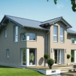 Außenputzarbeiten an Mehrfamilienhaus mit Gerüst