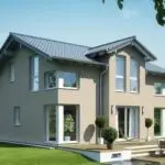 Außenputzarbeiten an Mehrfamilienhaus mit Gerüst