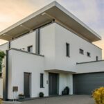 Komplettsanierung einer Altbau-Fassade mit Putz und Farbe