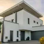 Komplettsanierung einer Altbau-Fassade mit Putz und Farbe