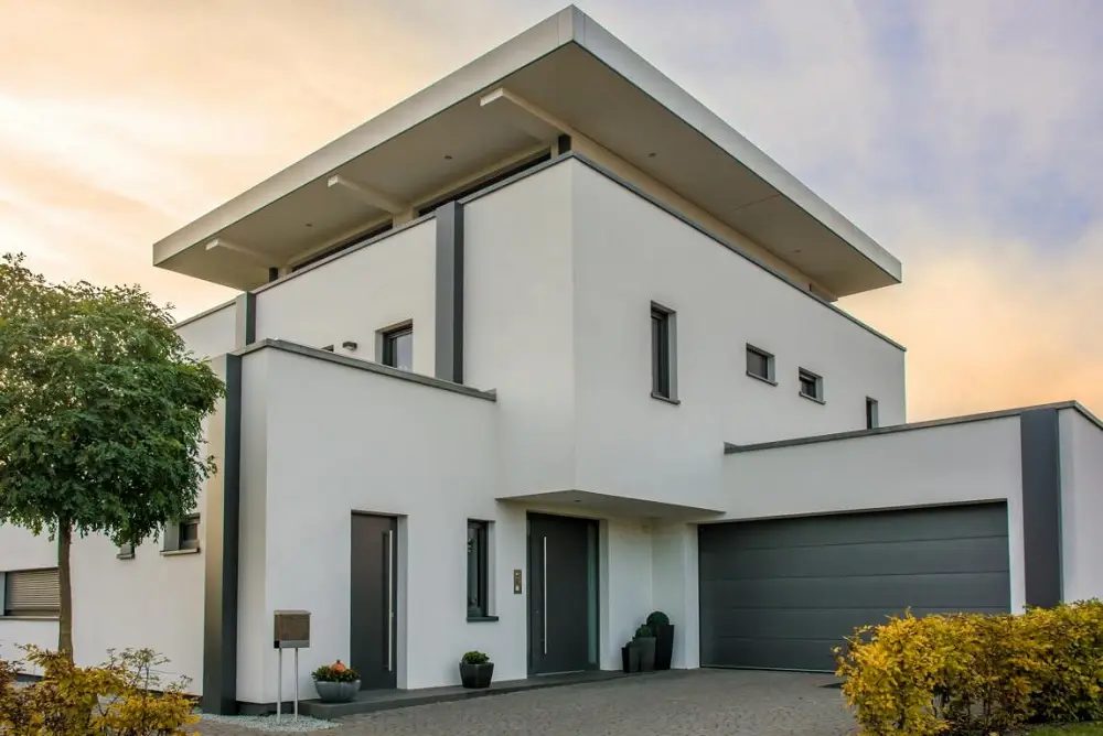 Komplettsanierung einer Altbau-Fassade mit Putz und Farbe