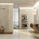 Badezimmer mit Holz- und Natursteinoptik Fliesen