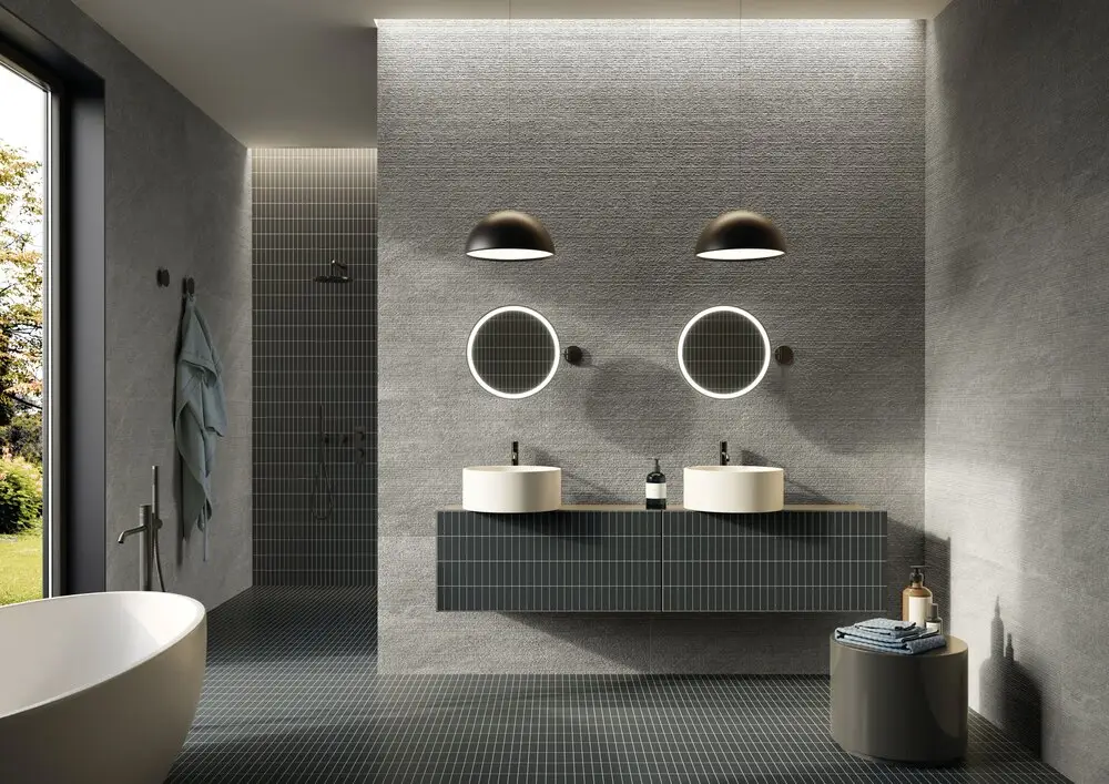 Dunkles Badezimmer mit zwei Waschbecken und runden Spiegeln