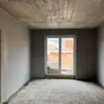 Verputzte Wand mit Fensterdetails