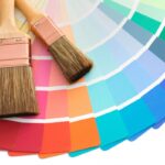Farbpalette mit Pinseln – Auswahl hochwertiger Farben