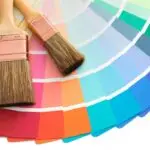 Farbpalette mit Pinseln – Auswahl hochwertiger Farben