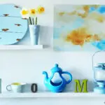 Farbige Wanddekorationen und Accessoires auf weißem Hintergrund