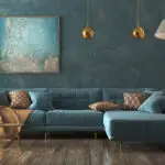 Modernes Wohnzimmer mit türkisfarbener Wand und eleganter Einrichtung
