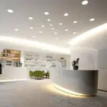 Modern Trockenbau mit abgehängter Decke und LED-Beleuchtung in einem Empfangsbereich