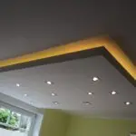 Trockenbau-Decke mit indirekter LED-Beleuchtung in modernem Wohnzimmer